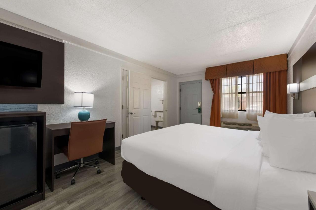 Quality Inn & Suites Airport Charlotte Kültér fotó
